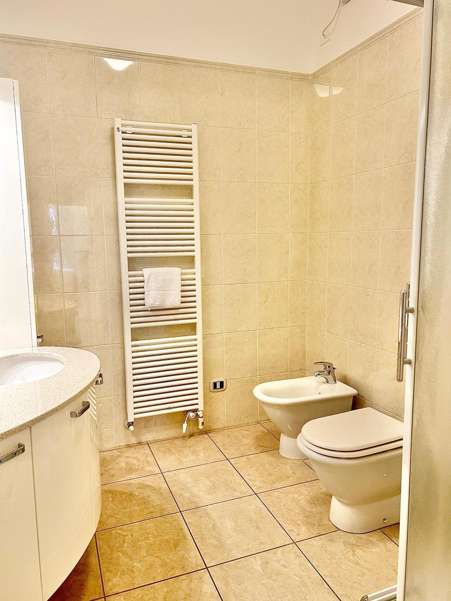 Porta Torre Como Apartment - By Relais Di Giada Esterno foto